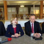 Spotkanie poseł Anny Krupki z mieszkańcami Sędziszowa. Od lewej: Marek Mentel – przewodniczący PiS w Sędziszowie, poseł Anna Krupka, Piotr Jaros kandydat PiS na burmistrza Sędziszowa, Tadeusz Wójcik  - skarbnik PiS w Sędziszowie. / Ewa Pociejowska-Gawęda / Radio Kielce