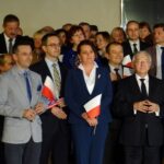 Ostrowiec. Konwencja Prawa i Sprawiedliwości. Na zdjęciu (od lewej): Jerzy Wrona – radny, Artur Głąb – radny, Mateusz Czeremcha, Magdalena Zieleń – kandydatka do sejmiku woj. świętokrzyskiego, poseł Krzysztof Lipiec, Dariusz Kaszuba – radny i kandydat PiS na prezydenta Ostrowca Świętokrzyskiego / Anna Głąb / Radio Kielce