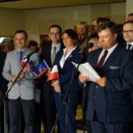 Ostrowiec. Konwencja Prawa i Sprawiedliwości. Na zdjęciu (od lewej): Jerzy Wrona – radny, Artur Głąb – radny, Mateusz Czeremcha, Magdalena Zieleń – kandydatka do sejmiku woj. świętokrzyskiego, starosta Zbigniew Duda, Dariusz Kaszuba – radny i kandydat PiS na prezydenta Ostrowca Świętokrzyskiego / Anna Głąb / Radio Kielce