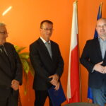 Od lewej: Tomasz Biały , Sylwester Mentel – Przedsiębiorstwo Budowy Dróg i Mostów Sp. z o.o. z siedzibą w Mińsku Mazowieckim, Marcin Piszczek – burmistrz Jędrzejowa / mat. prasowe