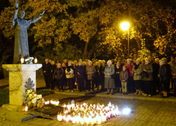 Mieszkańcy wraz z zakonnikami modlili się i zapalali znicze przez pomnikiem Ojca Świętego Jana Pawła II, który znajduje się na placu przed klasztorem Cystersów / Ewa Pociejowska-Gawęda / Radio Kielce