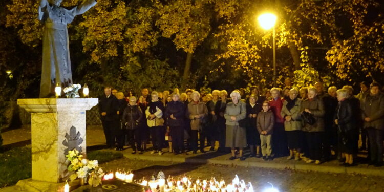 Mieszkańcy wraz z zakonnikami modlili się i zapalali znicze przez pomnikiem Ojca Świętego Jana Pawła II, który znajduje się na placu przed klasztorem Cystersów / Ewa Pociejowska-Gawęda / Radio Kielce