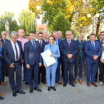 Przekazanie pieniędzy przez wojewodę świętokrzyskiego Agatę Wojtyszek na zakup aparatu USG dla Zespołu Opieki Zdrowotnej i wyposażenie pracowni komputerowej w Zespole Szkół Ponadgimnazjalnych Nr 2 / Ewa Pociejowska-Gawęda / Radio Kielce