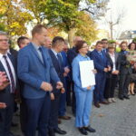 Przekazanie pieniędzy przez wojewodę świętokrzyskiego Agatę Wojtyszek na zakup aparatu USG dla Zespołu Opieki Zdrowotnej i wyposażenie pracowni komputerowej w Zespole Szkół Ponadgimnazjalnych Nr 2 / Ewa Pociejowska-Gawęda / Radio Kielce