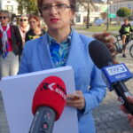 Przekazanie pieniędzy przez wojewodę świętokrzyskiego Agatę Wojtyszek na zakup aparatu USG dla Zespołu Opieki Zdrowotnej i wyposażenie pracowni komputerowej w Zespole Szkół Ponadgimnazjalnych Nr 2. Na zdjęciu: wojewoda świętokrzyski Agata Wojtyszek / Ewa Pociejowska-Gawęda / Radio Kielce