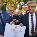 Przekazanie pieniędzy przez wojewodę świętokrzyskiego Agatę Wojtyszek na zakup aparatu USG dla Zespołu Opieki Zdrowotnej i wyposażenie pracowni komputerowej w Zespole Szkół Ponadgimnazjalnych Nr 2. Od lewej: Piotr Bulski – kandydat na burmistrza Włoszczowy z PiS, Marek Ledwoch  - dyrektor Zespołu Szkół Ponadgimnazjalnych Nr 2 im. Hetmana Stefana Czarnieckiego  we Włoszczowie / Ewa Pociejowska-Gawęda / Radio Kielce