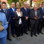 Przekazanie pieniędzy przez wojewodę świętokrzyskiego Agatę Wojtyszek na zakup aparatu USG dla Zespołu Opieki Zdrowotnej i wyposażenie pracowni komputerowej w Zespole Szkół Ponadgimnazjalnych Nr 2 / Ewa Pociejowska-Gawęda / Radio Kielce