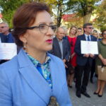 Przekazanie pieniędzy przez wojewodę świętokrzyskiego Agatę Wojtyszek na zakup aparatu USG dla Zespołu Opieki Zdrowotnej i wyposażenie pracowni komputerowej w Zespole Szkół Ponadgimnazjalnych Nr 2. Na pierwszym planie: wojewoda świętokrzyski Agata Wojtyszek / Ewa Pociejowska-Gawęda / Radio Kielce