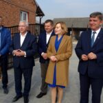 Jędrzejów. Spotkanie na temat "Planu dla wsi". Na zdjęciu (od lewej): Mariusz Wawrzyło - kandydat na radnego w gminie Słupia Jędrzejowska, poseł Krzysztof Lipiec, rolnik Artur Konarski - kandydat PiS do Semiku Województwa Świętokrzyskiego, poseł Anna Krupka oraz Andrzej Pruś - radny województwa świętokrzyskiego / Ewa Pociejowska - Gawęda / Radio Kielce