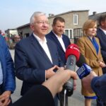 Jędrzejów. Spotkanie na temat "Planu dla wsi". Na zdjęciu (od lewej): Mariusz Wawrzyło - kandydat na radnego w gminie Słupia Jędrzejowska, poseł Krzysztof Lipiec, rolnik Artur Konarski - kandydat PiS do Semiku Województwa Świętokrzyskiego, poseł Anna Krupka oraz Andrzej Pruś - radny województwa świętokrzyskiego / Ewa Pociejowska - Gawęda / Radio Kielce