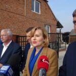 Jędrzejów. Spotkanie na temat "Planu dla wsi". Na zdjęciu (od lewej): Mariusz Wawrzyło - kandydat na radnego w gminie Słupia Jędrzejowska, poseł Krzysztof Lipiec, rolnik Artur Konarski - kandydat PiS do Semiku Województwa Świętokrzyskiego, poseł Anna Krupka oraz Andrzej Pruś - radny województwa świętokrzyskiego / Ewa Pociejowska - Gawęda / Radio Kielce