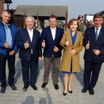 Jędrzejów. Spotkanie na temat "Planu dla wsi". Na zdjęciu (od lewej): Mariusz Wawrzyło - kandydat na radnego w gminie Słupia Jędrzejowska, poseł Krzysztof Lipiec, rolnik Artur Konarski - kandydat PiS do Semiku Województwa Świętokrzyskiego, poseł Anna Krupka oraz Andrzej Pruś - radny województwa świętokrzyskiego / Ewa Pociejowska - Gawęda / Radio Kielce