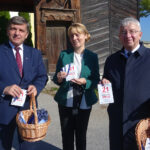 Krynki. Spotkanie członków PiS z wyborcami. Na zdjęciu: Andrzej Pruś - kandydat do Sejmiku Województwa Świętokrzyskiego, Małgorzata Pruś oraz Krzysztof Lipiec - poseł Prawa i Sprawiedliwości / Anna Głąb / Radio Kielce