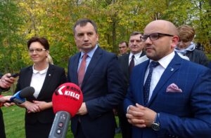 Brody. Wizyta ministra Zbigniewa Ziobry. Na zdjęciu (od lewej): Marzena Bernat - wójt Brodów, minister Zbigniew Ziobro i Mariusz Gosek - sekretarz generalny Solidarnej Polski / Anna Głąb / Radio Kielce