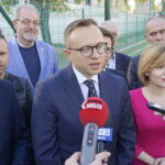 12.10.2018 Kielce. Otwarcie mini boiska przy ulicy Chęcińskiej. Artur Soboń - sekretarz stanu w Ministerstwie Inwestycji i Rozwoju i poseł PiS Anna Krupka / Mateusz Kaczmarczyk / Radio Kielce