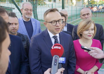 12.10.2018 Kielce. Otwarcie mini boiska przy ulicy Chęcińskiej. Artur Soboń - sekretarz stanu w Ministerstwie Inwestycji i Rozwoju i poseł PiS Anna Krupka / Mateusz Kaczmarczyk / Radio Kielce