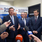 Kielce. Konferencja prasowa Michała Wójcika, sekretarza stanu w Ministerstwie Sprawiedliwości. Na zdjęciu: Mariusz Gosek - sekretarz generalny Solidarnej Polski, Michał Wójcik - sekretarz stanu w Ministerstwie Sprawiedliwości, Dariusz Banasik - kandydat do rady powiatu w Końskich, Jacek Włosowicz - senator Solidarnej Polski, Krzysztof Słoń - senator PiS / Marcin Różyc / Radio Kielce