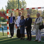 Kielce. Otwarcie mini boiska przy ulicy Chęcińskiej. Na zdjęciu: Wojciech Lubawski - prezydent Kielc, ksiądz Grzegorz Kamiński - proboszcz Parafii Garnizonowej, Barbara Brenzel - prezes Spółdzielni Mieszkaniowej „Armatury”, Wiesław Stanisławiak - przewodniczący rady nadzorczej Spółdzielni Mieszkaniowej „Armatury”, Józef Modła - były przewodniczący rady nadzorczej Spółdzielni Mieszkaniowej „Armatury” / Wiktor Dziarmaga / Radio Kielce