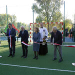 Kielce. Otwarcie mini boiska przy ulicy Chęcińskiej. Na zdjęciu: Wojciech Lubawski - prezydent Kielc, Wiesław Stanisławiak - przewodniczący rady nadzorczej Spółdzielni Mieszkaniowej „Armatury”, Barbara Brenzel - prezes Spółdzielni Mieszkaniowej „Armatury”, ksiądz Grzegorz Kamiński - proboszcz Parafii Garnizonowej, Witold Borowiec - radny Porozumienia Samorządowego / Wiktor Dziarmaga / Radio Kielce
