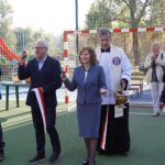 Kielce. Otwarcie mini boiska przy ulicy Chęcińskiej. Na zdjęciu: Wojciech Lubawski - prezydent Kielc, Wiesław Stanisławiak - przewodniczący rady nadzorczej Spółdzielni Mieszkaniowej „Armatury”, Barbara Brenzel - prezes Spółdzielni Mieszkaniowej „Armatury”, ksiądz Grzegorz Kamiński - proboszcz Parafii Garnizonowej, Witold Borowiec - radny Porozumienia Samorządowego / Wiktor Dziarmaga / Radio Kielce