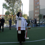 Kielce. Otwarcie mini boiska przy ulicy Chęcińskiej. Na zdjęciu ksiądz Grzegorz Kamiński - proboszcz Parafii Garnizonowej / Wiktor Dziarmaga / Radio Kielce