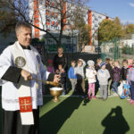 Kielce. Otwarcie mini boiska przy ulicy Chęcińskiej. Na zdjęciu ksiądz Grzegorz Kamiński - proboszcz Parafii Garnizonowej / Wiktor Dziarmaga / Radio Kielce