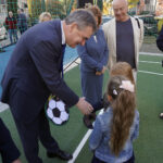 Kielce. Otwarcie mini boiska przy ulicy Chęcińskiej. Na zdjęciu: Wojciech Lubawski - prezydent Kielc / Wiktor Dziarmaga / Radio Kielce