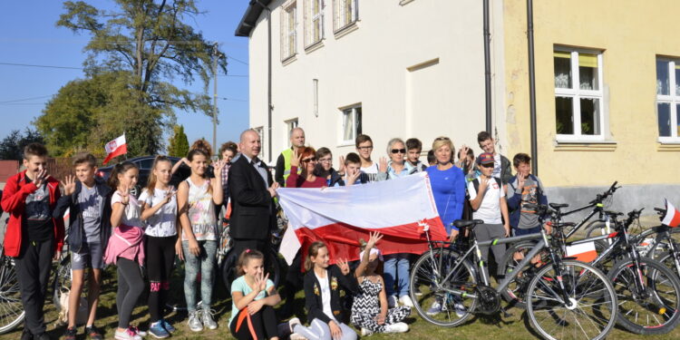 Rajd rowerowy "100 km na 100-lecie niepodległości" / Ewa Pociejowska-Gawęda / Radio Kielce