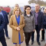 Konferencja PiS na targowisku w Rudkach. Od lewej: Andrzej Gąsior - wójt Nowej Słupi, Anna Krupka - poseł PiS, Barbara Czerwińska - kandydatka na radną do Sejmiku Województwa Świętokrzyskiego / Michał Kita / Radio Kielce