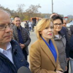 Konferencja PiS na targowisku w Rudkach. Od lewej: Andrzej Gąsior - wójt Nowej Słupi, Anna Krupka - poseł PiS, Barbara Czerwińska - kandydatka na radną do Sejmiku Województwa Świętokrzyskiego / Michał Kita / Radio Kielce