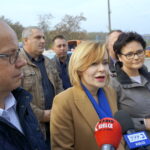 Konferencja PiS na targowisku w Rudkach. Od lewej: Andrzej Gąsior - wójt Nowej Słupi, Anna Krupka - poseł PiS, Barbara Czerwińska - kandydatka na radną do Sejmiku Województwa Świętokrzyskiego / Michał Kita / Radio Kielce