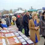 Konferencja PiS na targowisku w Rudkach. Od lewej:  Anna Krupka - poseł PiS, Barbara Czerwińska - kandydatka na radną do Sejmiku Województwa Świętokrzyskiego / Michał Kita / Radio Kielce