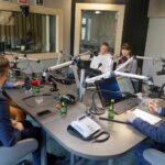 Studio polityczne. Od lewej: Mateusz Żukowski - Nowoczesna, Maciej Kmita - PO, red, Radosław Podsiadły, Andrzej Pruś - PiS, Magdalena Fogiel-Litwinek - Kukiz'15 i Marcin Kornaga - PSL / Kamil Król / Radio Kielce