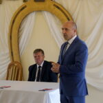 Spotkanie parlamentarzystów PiS z mieszkańcami w miejscowości Tumlin-Osowa. Od lewej: Mieczysław Gębski i Stanisław Stępień - kandydat na wójta gminy Zagnańsk / Michał Kita / Radio Kielce