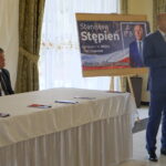 Spotkanie parlamentarzystów PiS z mieszkańcami w miejscowości Tumlin-Osowa. Od lewej: Mieczysław Gębski i Stanisław Stępień - kandydat na wójta gminy Zagnańsk / Michał Kita / Radio Kielce