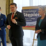 Spotkanie parlamentarzystów PiS z mieszkańcami w miejscowości Tumlin-Osowa. Od lewej: Kamil Piasecki, Dominik Tarczyński, Barbara Salwa / Michał Kita / Radio Kielce