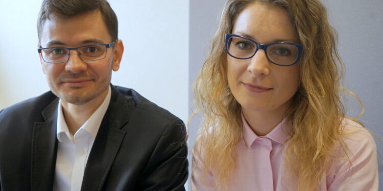 Na Każdą Pogodę. Od lewej: dr n. prawnych Maksymilian Ślusarczyk i mec. Paulina Badeńska / Kamil Król / Radio Kielce