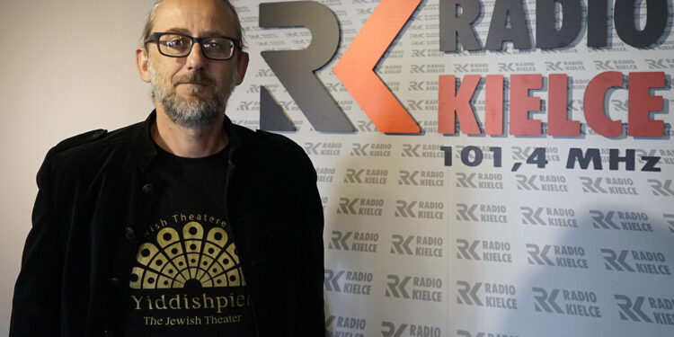 Piotr Kogut, prezes stowarzyszenia „Głowa do góry”, założyciel „Domu Spokojnej Książki” w Rżuchowie / Robert Felczak / Radio Kielce