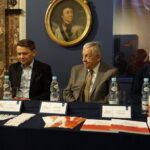 Wystawa "Biel, Czerwień, Bractwo". Konferencja prasowa. Od lewej: Robert Kotowski - dyrektor Muzeum Narodowego w Kielcach, Mieczysław Poniewski - prezes Stowarzyszenia Kopipol, Paweł Grzesik - kurator wystawy / Mateusz Kaczmarczyk / Radio Kielce