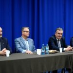 Kielce. Spotkanie prezydenta Wojciecha Lubawskiego i kandydatów na radnych z Porozumienia Samorządowego z mieszkańcami Ślichowic. Na zdjęciu (od lewej): Wojciech Ostrowski, Robert Siejka, prezydent Wojciech Lubawski i Patrycja Jedynak / Michał Kita / Radio Kielce