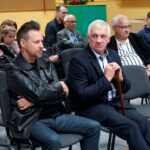 Kielce. Spotkanie prezydenta Wojciecha Lubawskiego i kandydatów na radnych z Porozumienia Samorządowego z mieszkańcami Ślichowic. Na zdjęciu (od lewej): Tomasz Bracichowicz i Witold Borowiec / Michał Kita / Radio Kielce