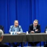 Kielce. Spotkanie prezydenta Wojciecha Lubawskiego i kandydatów na radnych z Porozumienia Samorządowego z mieszkańcami Ślichowic. Na zdjęciu (od lewej): Wojciech Ostrowski, Robert Siejka, prezydent Wojciech Lubawski i Patrycja Jedynak / Michał Kita / Radio Kielce