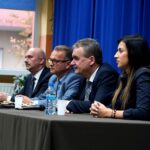 Kielce. Spotkanie prezydenta Wojciecha Lubawskiego i kandydatów na radnych z Porozumienia Samorządowego z mieszkańcami Ślichowic. Na zdjęciu (od lewej): Wojciech Ostrowski, Robert Siejka, prezydent Wojciech Lubawski i Patrycja Jedynak / Michał Kita / Radio Kielce