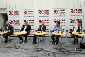 Studio Polityczne Radia Kielce. Od lewej: Krzysztof Lipiec - PiS, Marcin Kornaga - PSL, Sławomir Gierada - PO, Mateusz Żukowski - Nowoczesna, Magdalena Fogiel-Litwinek - Kukiz'15 / Kamil Król / Radio Kielce