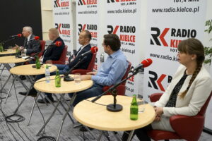 Studio Polityczne Radia Kielce. Od lewej: Krzysztof Lipiec - PiS, Marcin Kornaga - PSL, Sławomir Gierada - PO, Mateusz Żukowski - Nowoczesna, Magdalena Fogiel-Litwinek - Kukiz'15 / Kamil Król / Radio Kielce