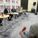 Studio Polityczne Radia Kielce.  Od lewej: Krzysztof Lipiec - PiS, Marcin Kornaga - PSL, Sławomir Gierada - PO, Mateusz Żukowski - Nowoczesna, Magdalena Fogiel-Litwinek - Kukiz'15, red. Michał Kita - Radio Kielce / Kamil Król / Radio Kielce