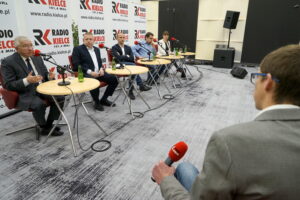 Studio Polityczne Radia Kielce. Od lewej: Krzysztof Lipiec - PiS, Marcin Kornaga - PSL, Sławomir Gierada - PO, Mateusz Żukowski - Nowoczesna, Magdalena Fogiel-Litwinek - Kukiz'15, red. Michał Kita - Radio Kielce / Kamil Król / Radio Kielce