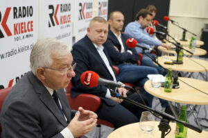 Studio Polityczne Radia Kielce. Od lewej: Krzysztof Lipiec - PiS, Marcin Kornaga - PSL, Sławomir Gierada - PO, Mateusz Żukowski - Nowoczesna, Magdalena Fogiel-Litwinek - Kukiz'15 / Kamil Król / Radio Kielce