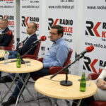 Studio Polityczne Radia Kielce.  Od lewej: Krzysztof Lipiec - PiS, Marcin Kornaga - PSL, Sławomir Gierada - PO, Mateusz Żukowski - Nowoczesna, Magdalena Fogiel-Litwinek - Kukiz'15 / Kamil Król / Radio Kielce