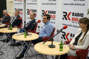 Studio Polityczne Radia Kielce. Od lewej: Krzysztof Lipiec - PiS, Marcin Kornaga - PSL, Sławomir Gierada - PO, Mateusz Żukowski - Nowoczesna, Magdalena Fogiel-Litwinek - Kukiz'15 / Kamil Król / Radio Kielce